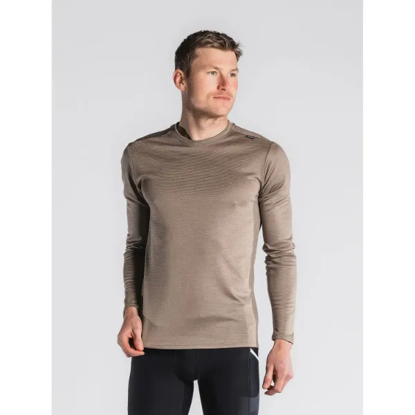 Sandfarvet Fusion Men's Technical Merino 150 LS er den ultimative trøje, der kombinerer merinoulds naturlige egenskaber med polyesters slidstærke kvaliteter. Den innovative to-sidet metervare giver dig en trøje, der er ideel til både hverdagsbrug og træning.